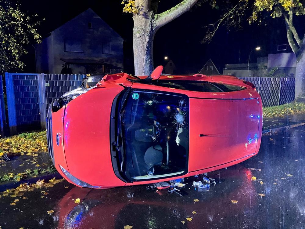 Der Fahrer verlor die Kontrolle, kam von der Straße ab und kracht frontal gegen einen Baum. Foto: Feuerwehr Lippstadt