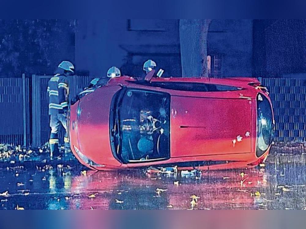 Der Fahrer verlor die Kontrolle, kam von der Straße ab und kracht frontal gegen einen Baum. Foto: polizei