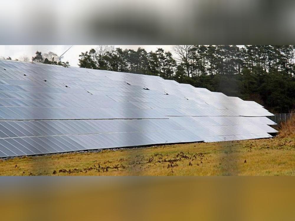 Eine sogenannte Freiflächen-Photovoltaikanlage soll an der B516 gegenüber der Firma Kleeschulte Erden entstehen. Symbolfoto: Marcel Mund