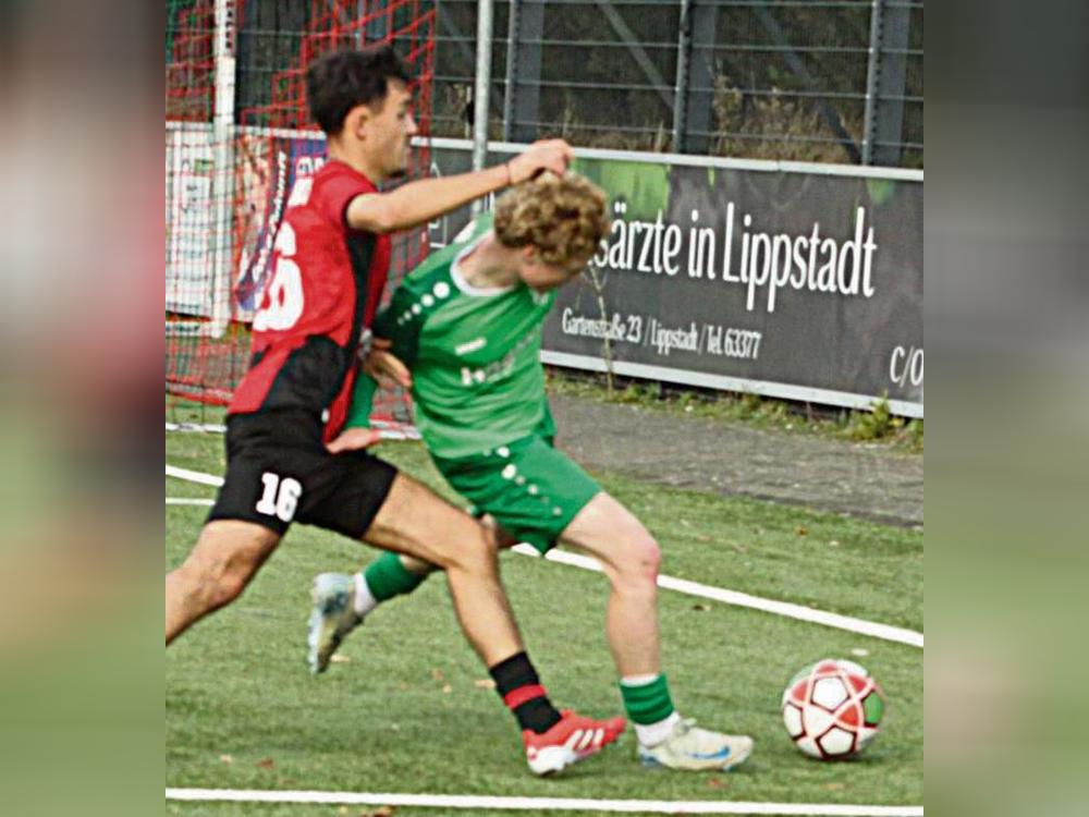 Die A-Junioren des SV Lippstadt (in Schwarz-Rot) bleiben durch das 2:2 gegen Rödinghausen weiter ungeschlagen. Sie schnupperten sogar an drei Punkten. Foto: Hans Dannhausen
