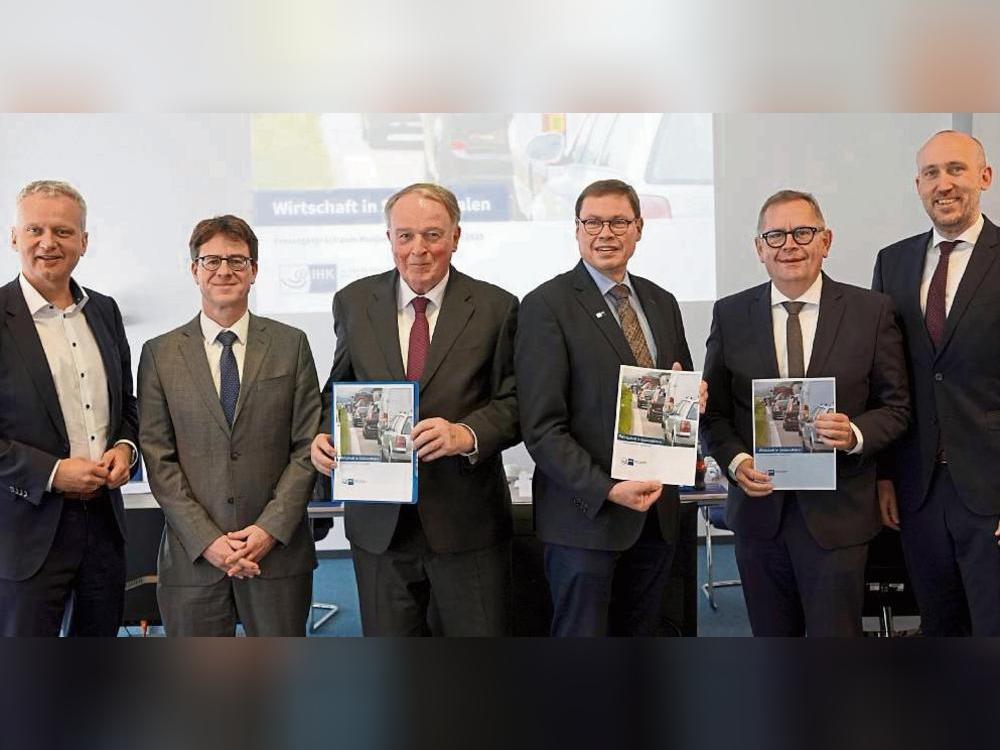 Stellten die Ergebnisse der Konjunkturumfrage vor, v.l.: Dr. Ralf Geruschkat (Hauptgeschäftsführer SIHK zu Hagen), Dr. Thilo Pahl (Hauptgeschäftsführer IHK Siegen), Walter Viegener (Präsident IHK Siegen), Ralf Stoffels (Präsident SIHK zu Hagen), Andreas Knappstein (Präsident IHK Arnsberg) und Jörg Nolte (Hauptge-schäftsführer IHK Arnsberg).