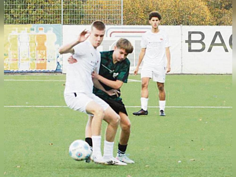 Den Gegner zum Toreschießen eingeladen: Die B-Junioren des TuS Lipperode (weiße Trikots) wirkten in vielen Spielsituationen nicht konzentriert genug. Foto: Hans Dannhausen
