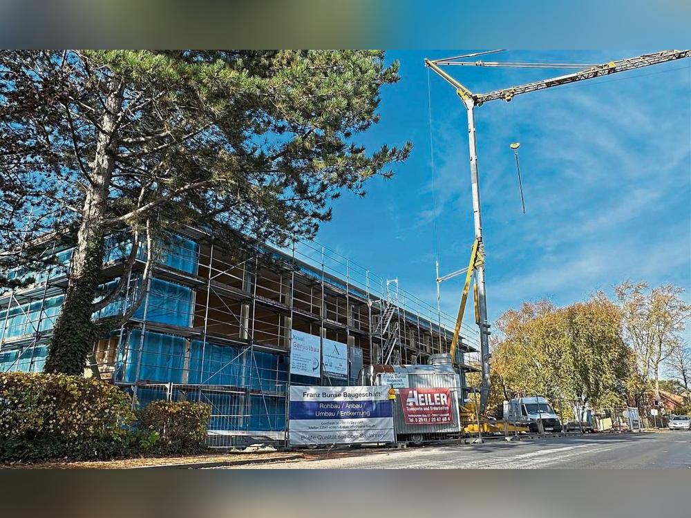 Fast drei Jahre nach dem überraschenden Einsturz des Dachs der Lipperoder Turnhalle geht es auf der Baustelle nun voran.