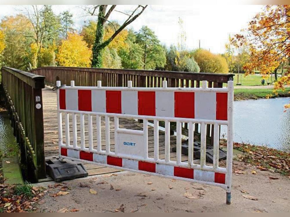 Wegesanierungen und der Spielplatz-Umbau sorgen für Sperrungen im Grünen Winkel. Während die Bauarbeiten am Entenei gerade erst beginnen, soll die Wegesanierung bald abgeschlossen sein. Foto: Pia Mintert
