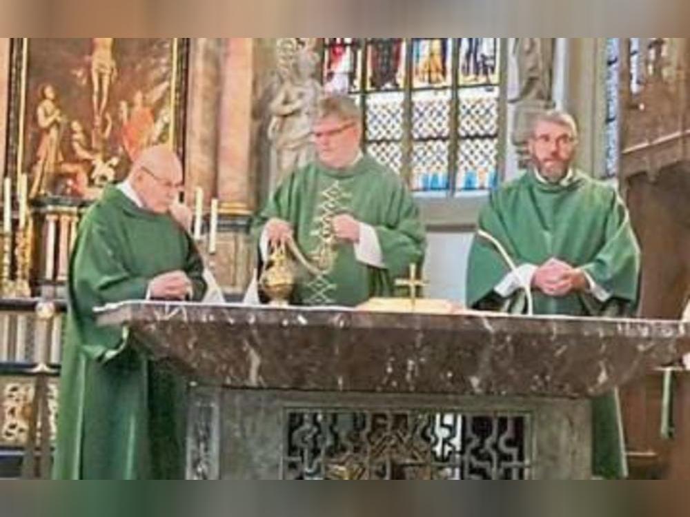 In einem Hochamt feierte Diakon emeritus Wilhelm M. Schneider (l.) sein Goldenes Weihejubiläum.