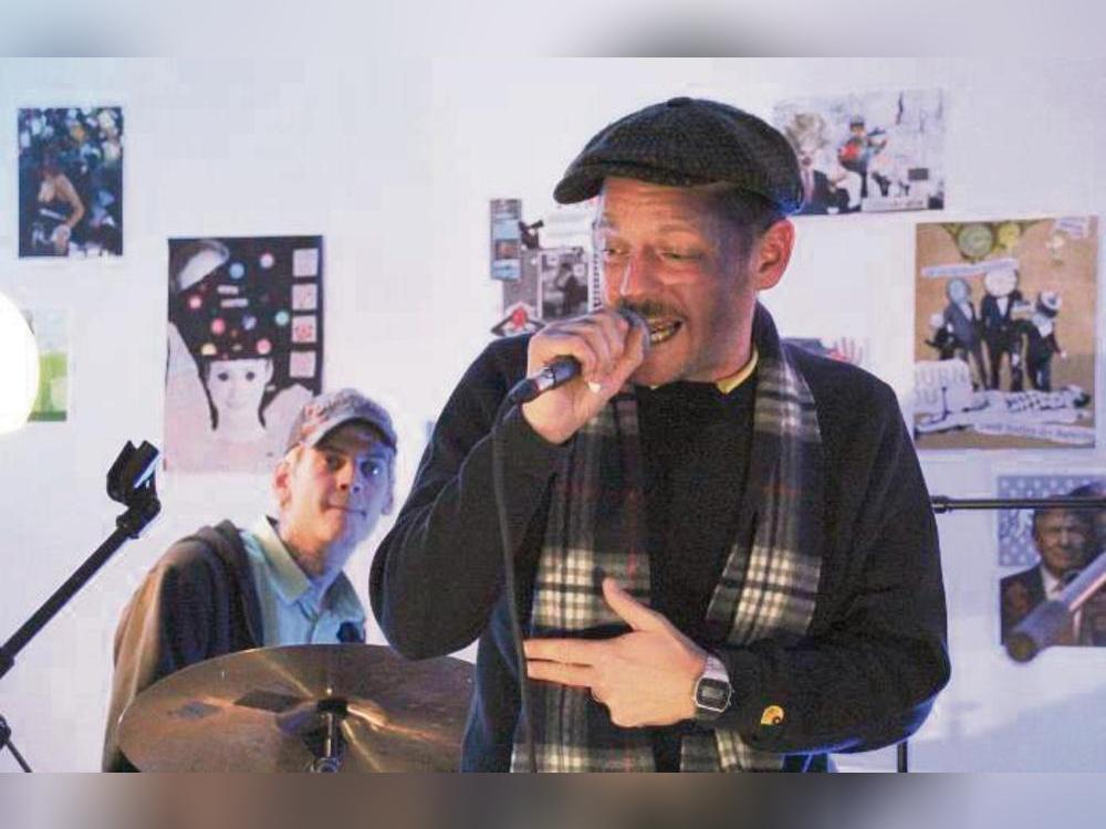 Kurt Tallert alias Retrogott und Perfektomat-Drummer Leif Berger im Kulturraum Synagoge. Foto: Andreas Balzer