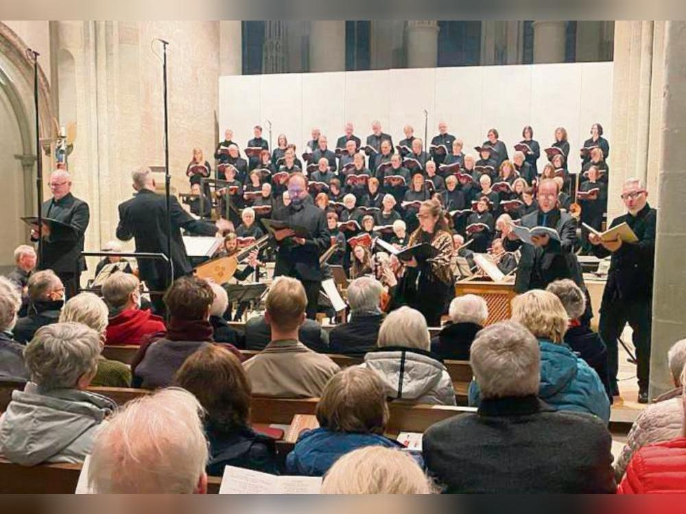Unter der Leitung von Kantor Roger Bretthauer begeisterte die Kantorei Lippstadt mit der „Marienvesper“. Foto Dierk Hartleb