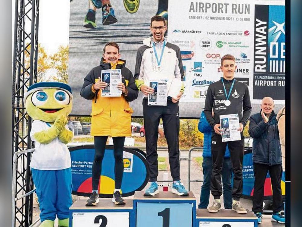 Strahlender Sieger: Der Rüthener Tobias Herrmann (M./Laufladen Endspurt Running Team) gewann den Hauptlauf über 10 Kilometer am Flughafen Paderborn/Lippstadt.