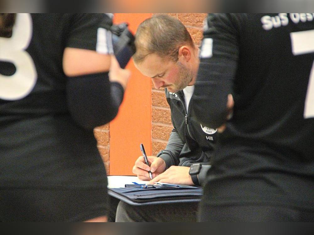 Konnte am Ende den ersten Sieg seiner Mannschaft notieren: Jonas Hill, Trainer des SuS Oestereiden, sprach von brutalem Druck im Vorfeld der Partie gegen Bönen. Foto: Thorsten Heinke