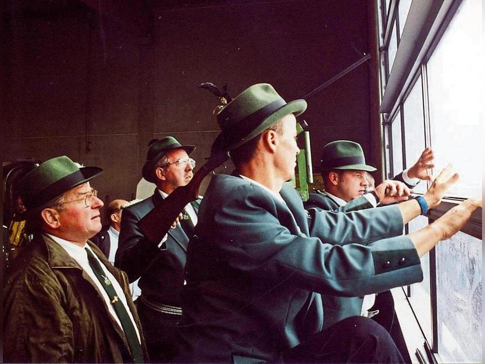 Wegen des strömenden Regens schossen die Schützen vor 25 Jahren beim Kreisschützenfest in Meiste aus dem Fenster auf den Vogel.