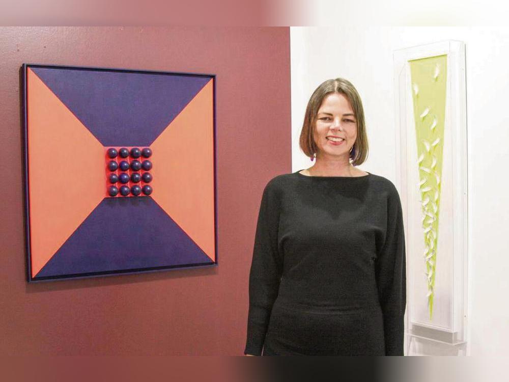Elisabeth Herold vor einigen ihrer Arbeiten in der Lippstädter Popup-Galerie.