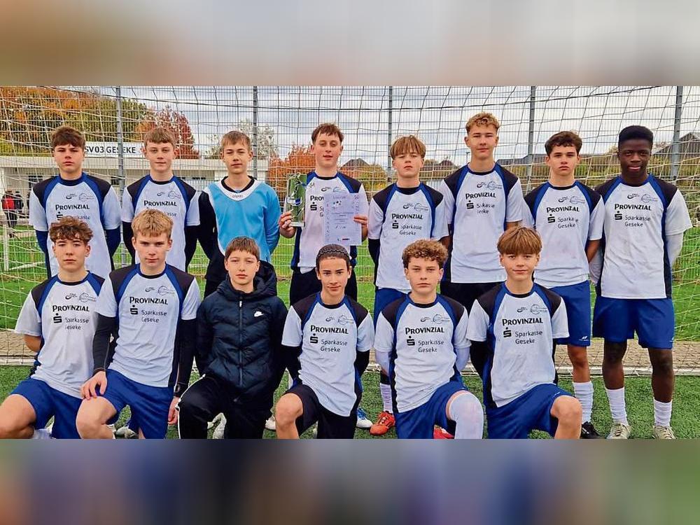 Freuten sich über den lang ersehnten und verdienten Kreismeistertitel des Antonianum (h.v.l.) Paul Pomrisch, David Tillmann, Emil Büker, Laurenz Hermes, Luka Hunold, Tom Wibberg, Lion Schulz, Joseph Owusu; (v.v.l.) Maximilian Fuchs, Tristan Vollmer, Wadim Prosowski, Carlos Babeira-Luengo, Ben-Henry Bardusch und Luis Hunold.