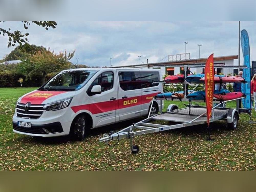 Sowohl der neue Bulli als auch der Anhänger wurden mit Leader-Fördermitteln finanziert. Foto: Benjamin Korf