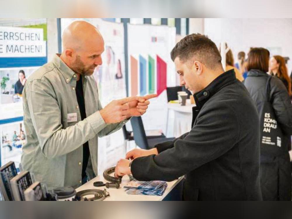 Wer sucht – und wer wird gesucht? Eine Szene von der HSHL-Karrieremesse im letzten Jahr. Foto: Oliver Felchner