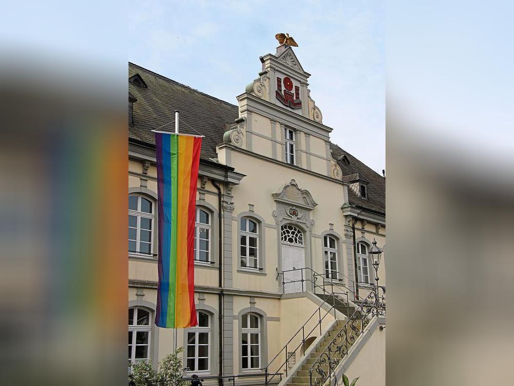 Der Regenbogenflagge am Rathaus zum Trotz - die AfD hat nun einen wichtigen Posten in der Lokalpolitik inne. Foto: Löseke