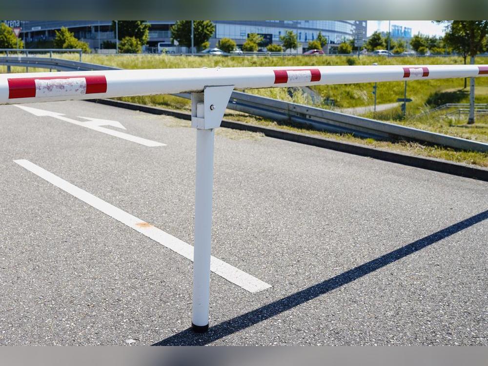 Weil sein Parkticket nicht funktionierte, bog ein Mann die Schranke am Flughafen-Parkplatz Paderborn-Lippstadt kurzerhand hoch. Der Flughafen zeigte ihn an. Symbolfoto: dpa