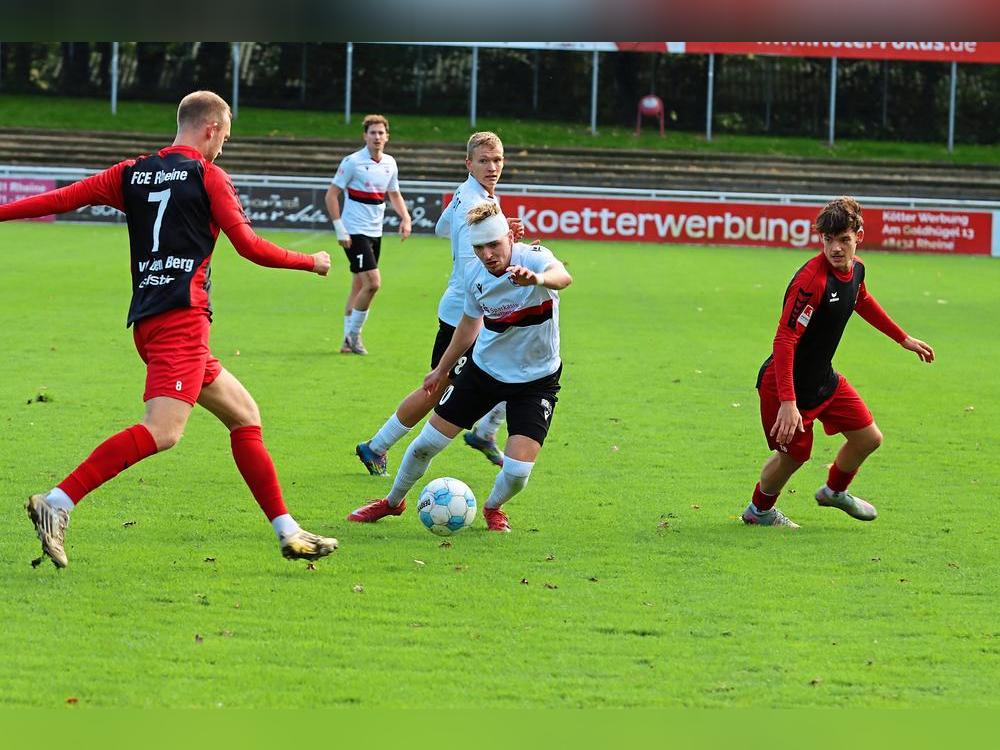 Die am 19. Oktober abgebrochene Partie des SV Lippstadt (hier mit Maximilian Franke, M.) in Rheine ist neu angesetzt worden. Es wurde von beiden Seiten ein Heimrechttausch vorgenommen. Foto: Frank Lütkehaus