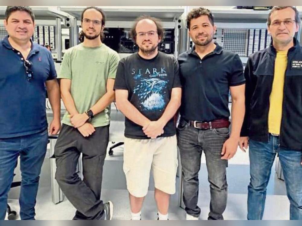 Das „B5GCyberTestV2X“-Team der HSHL (v.l.): Prof. Dr.-Ing. João Paulo Javidi da Costa, Luis Felipe Oliveira de Melo, Dr. Kevin Herman Muraro Gularte, Antonio Santos da Silva, Dr. Giovanni Almeida Santos