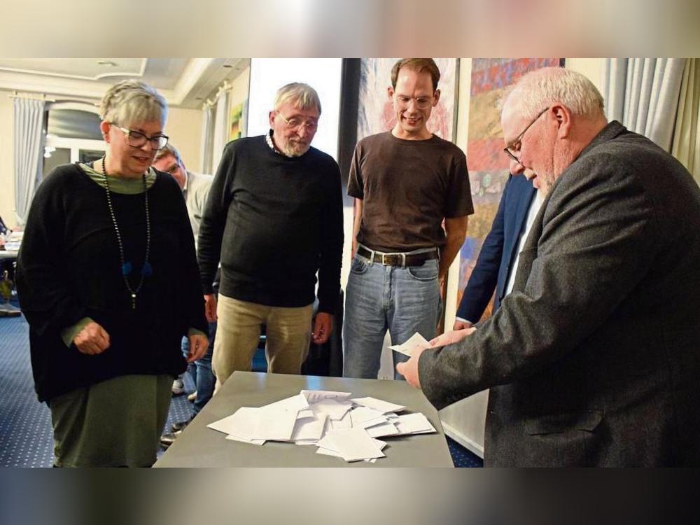 Die Wahl der stellvertretenden Bürgermeister erfolgte geheim. Ausgezählt wurde von jeweils einem Mitglied pro Partei.