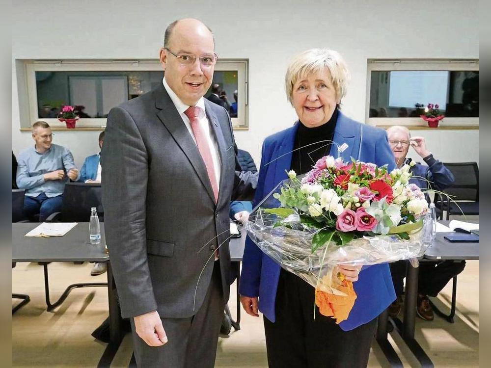 Wiederwahl hieß es nicht nur für Bürgermeister Peter Weiken, sondern auch für seine Stellvertreterin Beatrix Krüper (r.). So leiten sie weiterhin die Geschicke der Bergstadt. Foto: Sarah Bsdurek