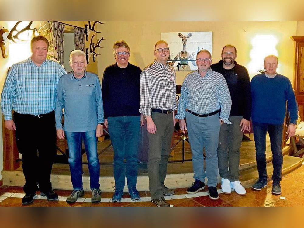 Der neue und alte Vorstand der Bürgerholzberechtigten (v.l.): Michael Wulf, Georg Köller, Herbert Cramer, Carsten Risse, Franz-Josef Dohle, Sven Teutenberg und Klaus Lohn.