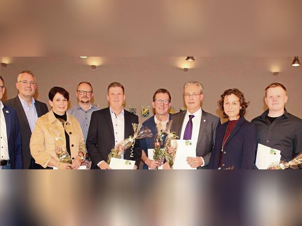 Urkunden erhielten die Anröchter Ortsvorsteher bei der Ratssitzung. Fotos: Dagmar Meschede