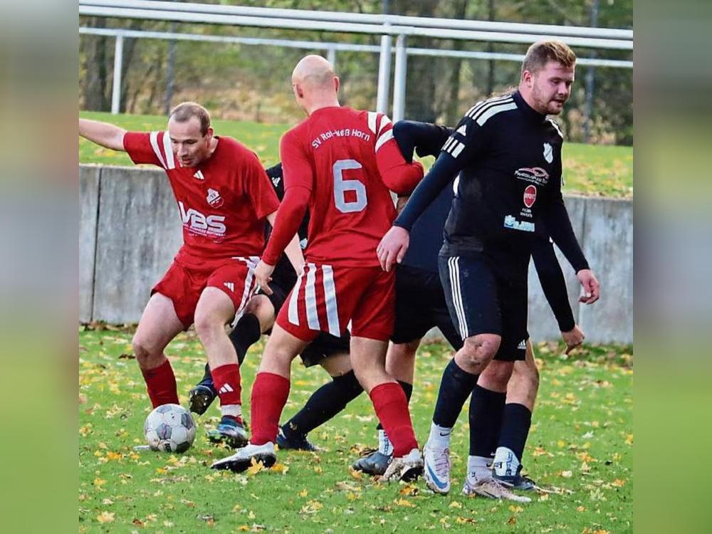 RW Horn (in Rot) tritt in Geseke gegen Internazionale Lippstadt an und will die Hinrunde in der Kreisliga B unbedingt ungeschlagen beenden. Foto: Uwe Feichtinger