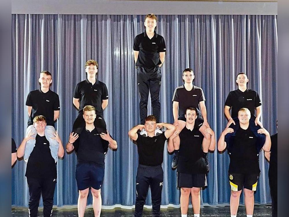 Mit Akrobatik und verschiedenen Formationen möchten die Jungs der neu gegründeten Rüthener Prinzengarde das närrische Publikum begeistern. Fotos: Marcus Kloer