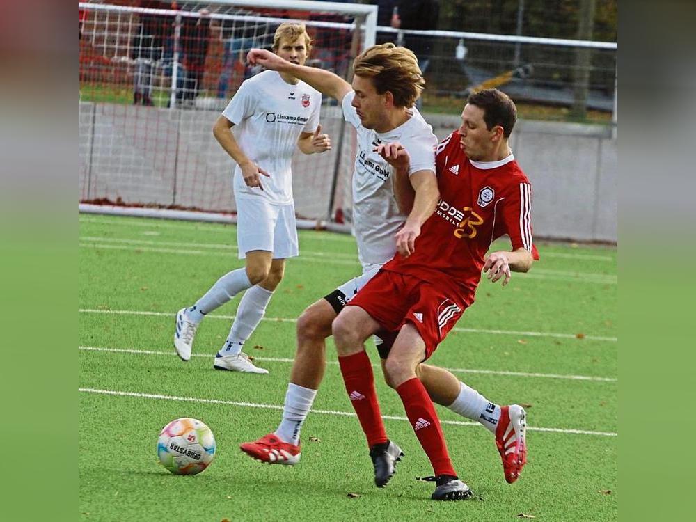 Die SG Suttrop/Kallenhardt (in Rot) empfängt den TuS Belecke zum Süd-Duell. Das Team des TuS Anröchte (in Weiß) ist beim VfL Hörste/Garfeln gefordert. Foto: Hartmut Brand