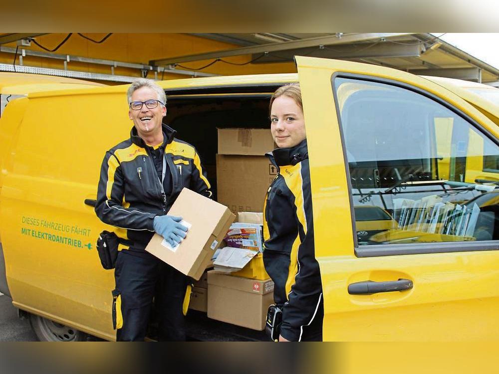 Gute Laune bei der Arbeit: Heinz Korf (l.) arbeitet schon seit 42 Jahren als Zusteller. Mit an Bord ist neuerdings auch Melina Karrasch (r.). Sie macht gerade ihre Ausbildung bei der Deutschen Post. Fotos. SORAYA Dietz