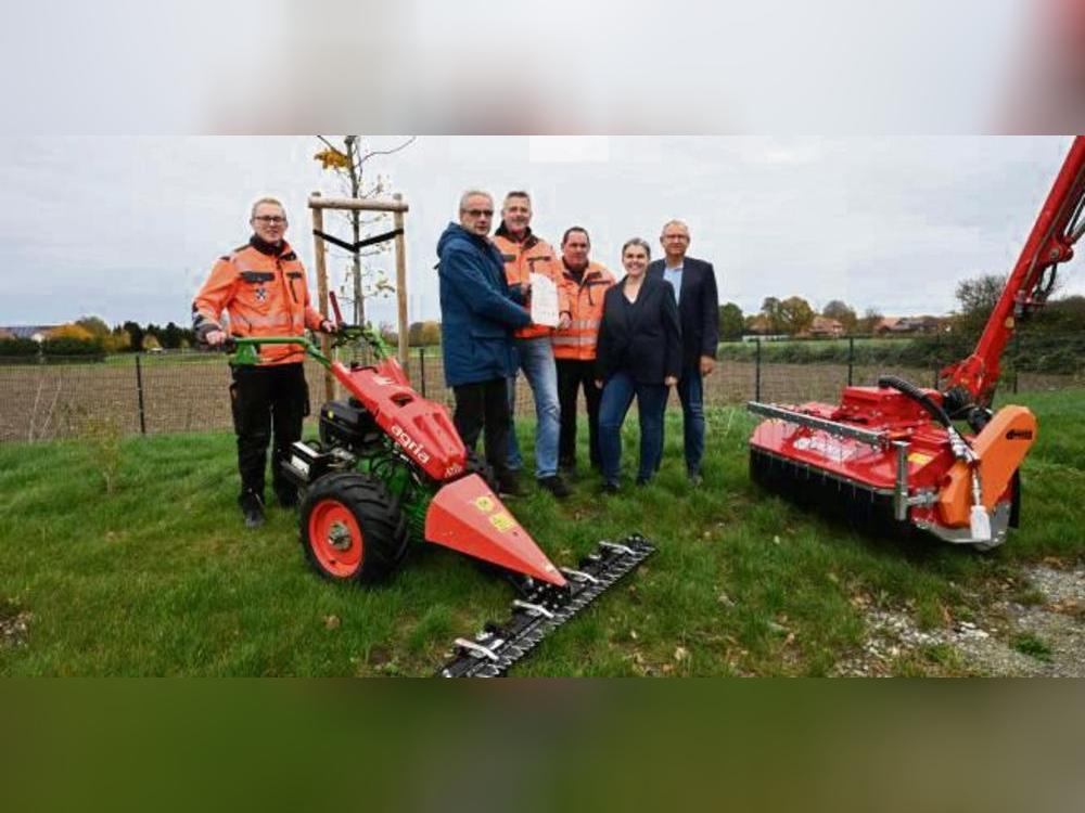 Die Stadt Geseke hat mit Fördermitteln insektenfreundliche Mähwerkzeuge angeschafft.
