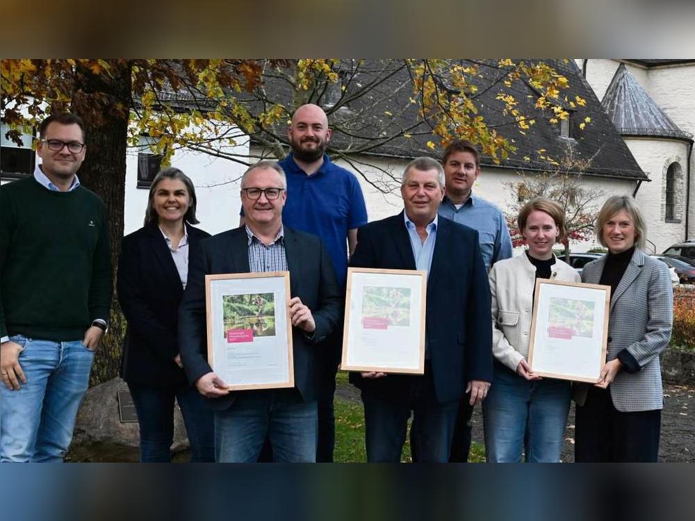 Die Gewinner freuen sich über die Klimaschutzpreis-Auszeichnung durch Remco van der Velden (3. v.r.), Fabian Wälter (Westenergie, links), Klimaschutzbeauftragte Julia Krümmelbein (2. v.l.): 1. Platz, Geseker Kronkorkenverein, Bernhard Horsthemke (4. v.r.). 2. Platz, Pankratiusschule Störmede, Anja Karthaus (rechts) und Sandra Diemel- Alpmann (2. v.r.) 3. Platz, Schützenbruderschaft Störmede, Winfried Maas (3. v.l.) und Martin Struwe (4. v.l.)