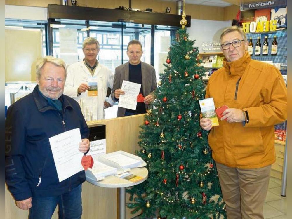 Auf eine erfolgreiche Weihnachtswunschbaum-Aktion freuen sich (v.l.): Volker Dumschat (Bürgerstiftung), Eckart Tannhäuser (Hirsch-Apotheke), Reinhard Mehn (Caritas-Sozialstation), Hans-Josef Wessel (Bürgerstiftung). Foto: Marcus Kloer