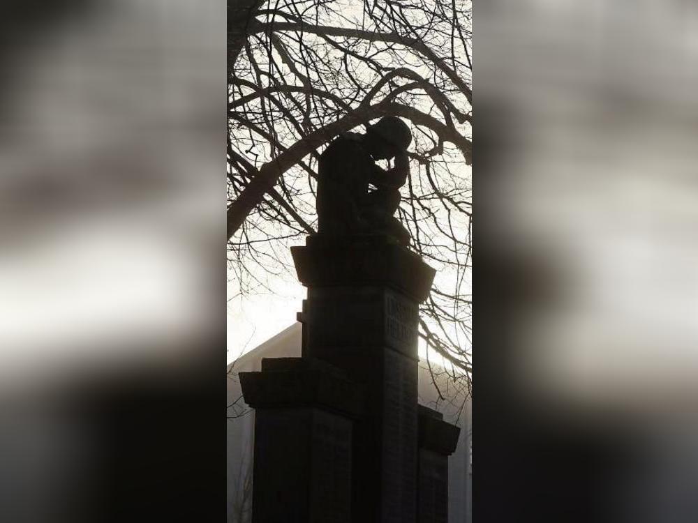 Auch am Ehrenmal in Bad Westernkotten wird ein Kranz für die Opfer des Krieges niedergelegt. Foto: Ulrike Dietz