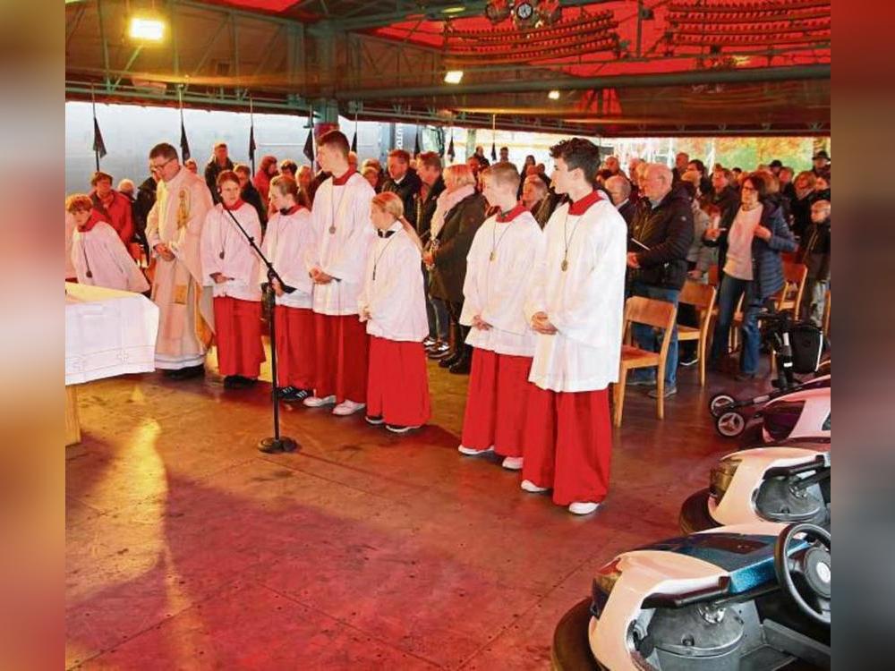 Kirmes trifft Kirche: 140 Gläubige feierten den Martini-Gottesdienst auf dem Autoscooter. Fotos: Büttner
