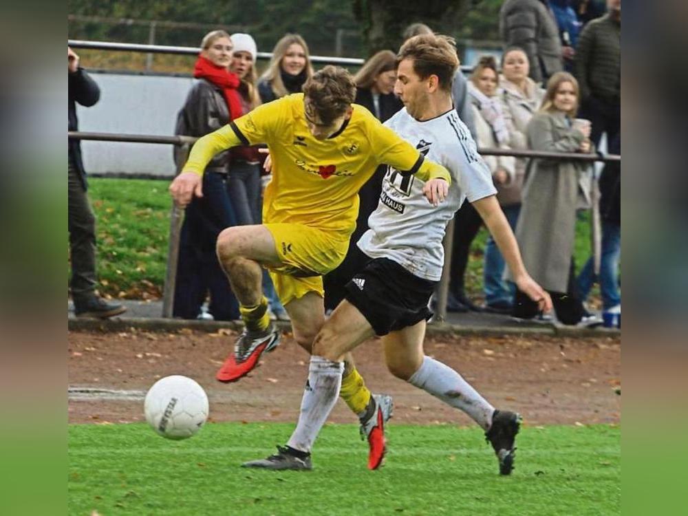 Mit einer überzeugenden Mannschaftsleistung brachte der SuS Störmede (in Weiß) dem SuS Bad Westernkotten II die erste Saisonniederlage bei. Am Ende stand es 3:0 Foto: Hartmut Brand