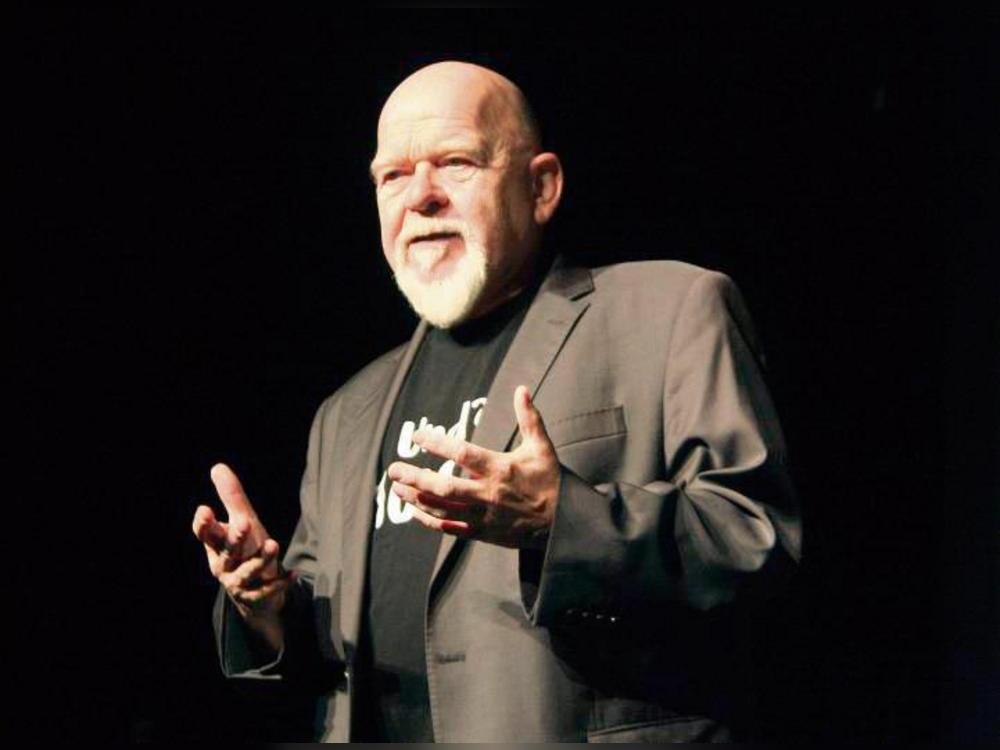 In Plauderlaune: Bernd Gieseking bei seinem Besuch auf der Schlossbühne Overhagen. Foto: Helga Wissing