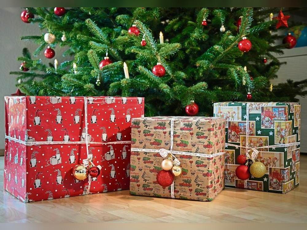 Mit der Aktion Weihnachtswunschbaum sollen wieder Herzenswünsche erfüllt werden. Foto: dpa