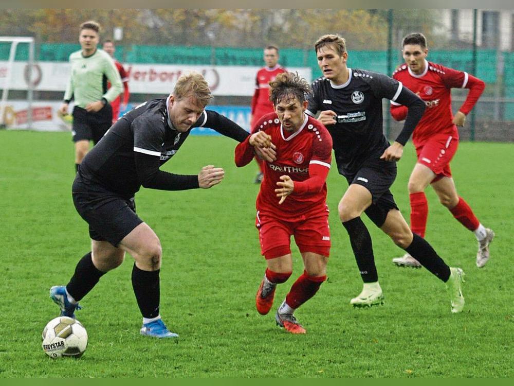 Nicht von Erfolg gekrönt waren gestern die Aktionen der Mastholter (in rot, hier Daniel Ulrich). Das Team von Trainer Dirk Sellemerten kassierte in dem so wichtigen Kellerduell gegen den Tabellennachbarn DJK Ahlen eine herbe Niederlage. Foto: Schlink