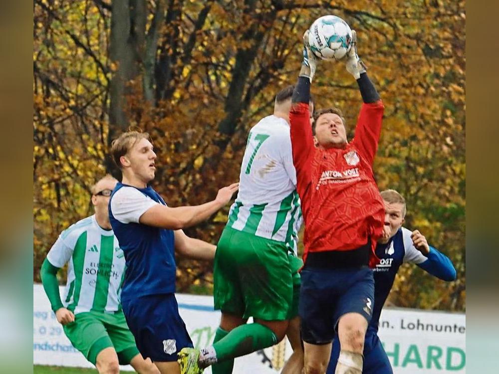 FCM-Keeper Sprick kann hier die gefährliche Situation im eigenen Strafraum entschärfen. Am Ende unterlag Mönninghausen II dem Gast aus Stirpe dennoch mit 3:6. Foto: Uwe Feichtinger