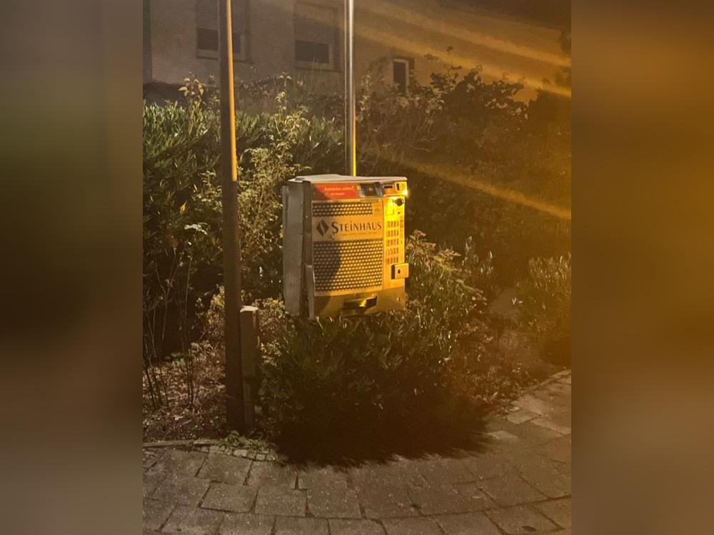 Wieder haben Unbekannte einen Zigarettenautomaten in Lippstadt gesprengt - dieses Mal in Bad Waldliesborn. Der Schaden war offenbar nicht groß genug, um an die Beute zu kommen. Foto: Polizei 