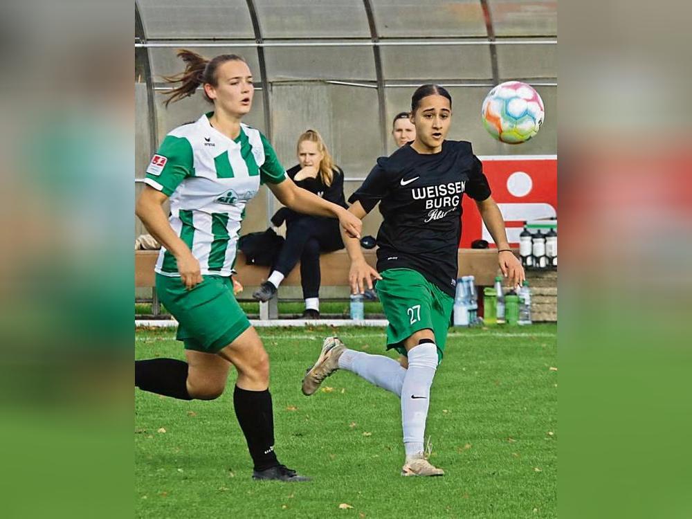 Die Fußballerinnen von Germania Stirpe (in Schwarz) bleiben auf Erfolgskurs: In Werther holten sie einen 0:2-Rückstand auf und spielten am Ende 3:3. Foto: Uwe Feichtinger
