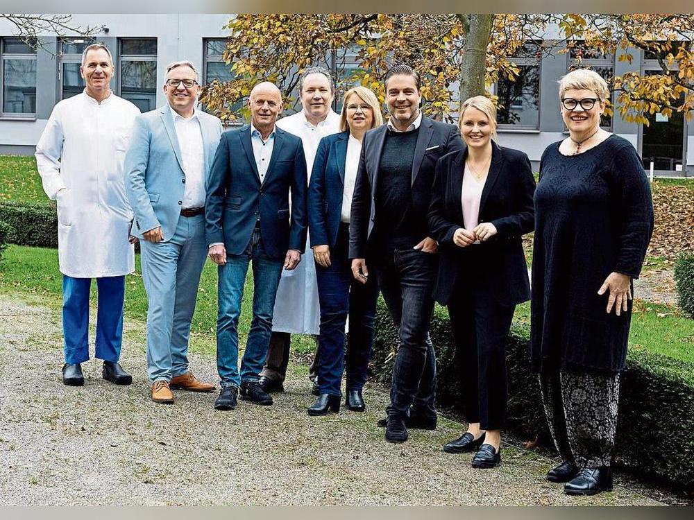 Die Betriebsleitung des Klinikums (v.l.): Dr. Elmar Offers, Christopher Brandes, Friedel Grawe, Dr. Ingo Meister, Marion Schürmann, Hauke Schild, Nina Sunderkemper und Manuela Düssel.