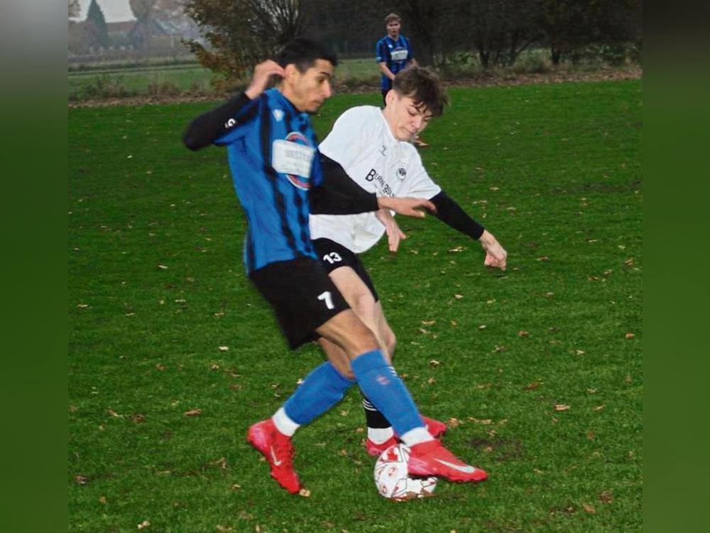 Die A-Junioren der JSG Hörste (in Weiß) wehrten sich lange gegen die JSG Ehringhausen, verloren aber 0:4. Foto: Hans Dannhausen