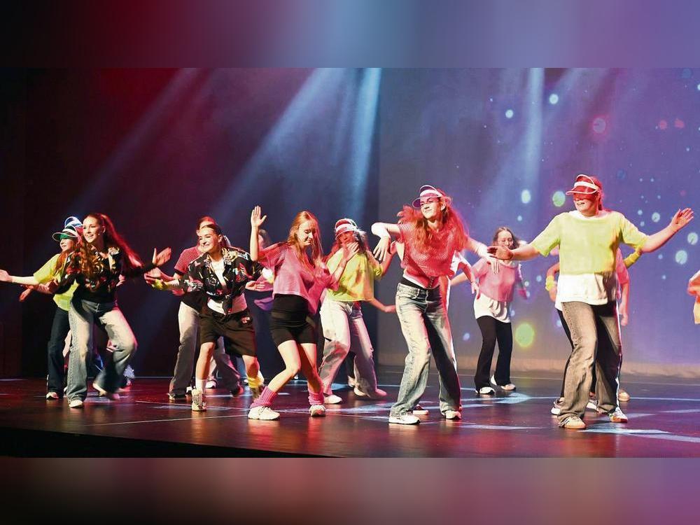 Die Tanzshow „Circle on Fire – Back to the 80‘s“ versetzte die Zuschauer am Sonntag im voll besetzten Lippstädter Stadttheater zurück in ein lautes und wildes Jahrzehnt. Fotos: Dieter Tuschen