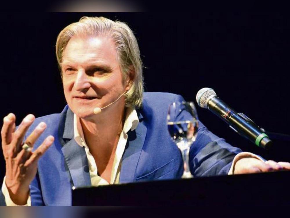 Stefan Jürgens überzeugte auf der Lippstädter Studiobühne mit tiefgründigen Balladen. Foto: Dietmar Gröbing