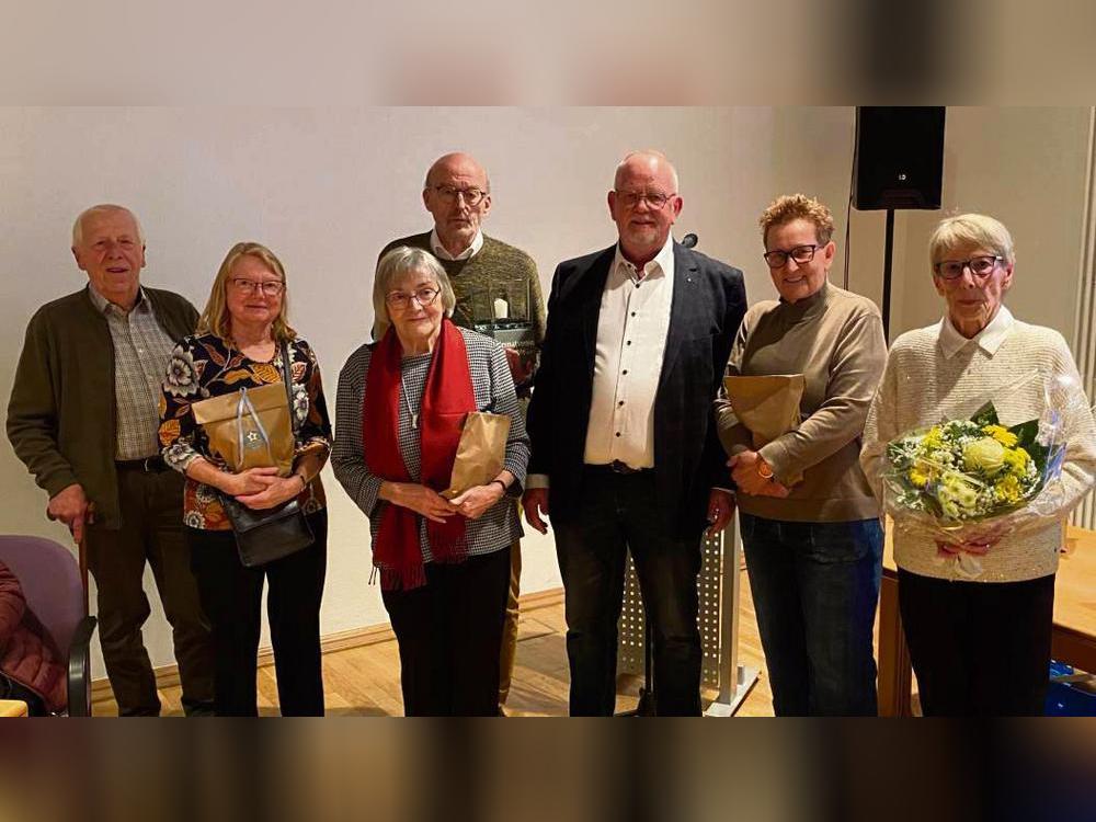 Der Vorsitzende Michael Kussmann (3. v.r.) ehrte v.l. Rudi Fischer (ehem. erster Vorsitzender), Franziska Fischer, Ulla Lüning, Werner Fromme, Michael Kussmann (1. Vorsitzender), Ulla Mendelin und Helga Fromme (Kassiererin). Foto: Nicola Gerwin