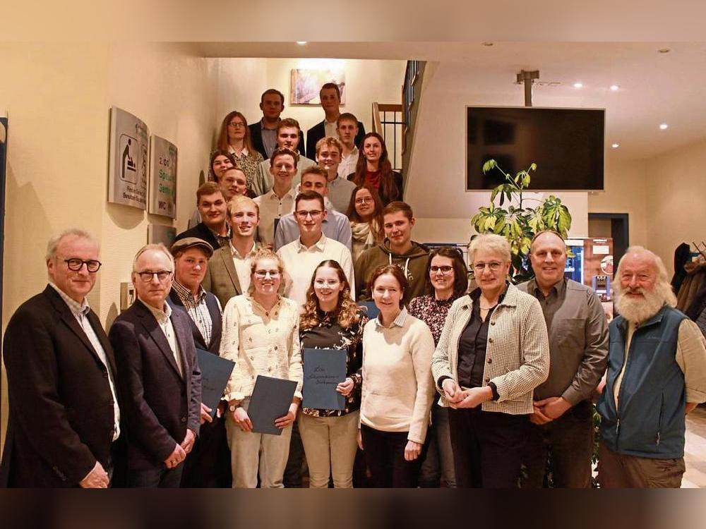 Im Rahmen der Mitgliederversammlung des VLF Soest wurden jetzt die ehemaligen Auszubildenden in der Landwirtschaft aus dem Kreis Soest feierlich verabschiedet.