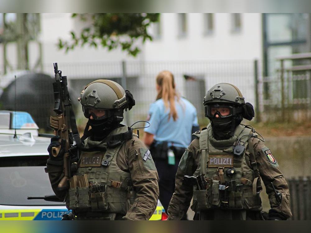 Die Polizei ist aktuell mit einem Großaufgebot am Hattroper Weg in Soest. Symbolfoto: Wapelhorst