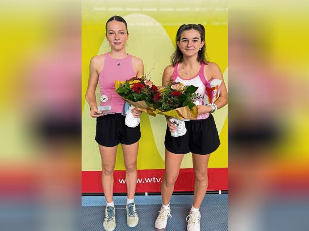 In der U16-Doppelkonkurrenz nicht zu schlagen: Marie Riedel (l.) vom TC RW Geseke und ihre Partnerin Celine Jochheim (TC GW Herne) triumphierten im Finale mit 6:4, 7:5.